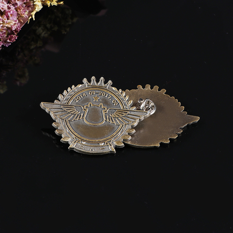 Estilo coreano de moda retro británico personalizado clase partido alas corona aleación insignia broche insignia hombres y mujeres