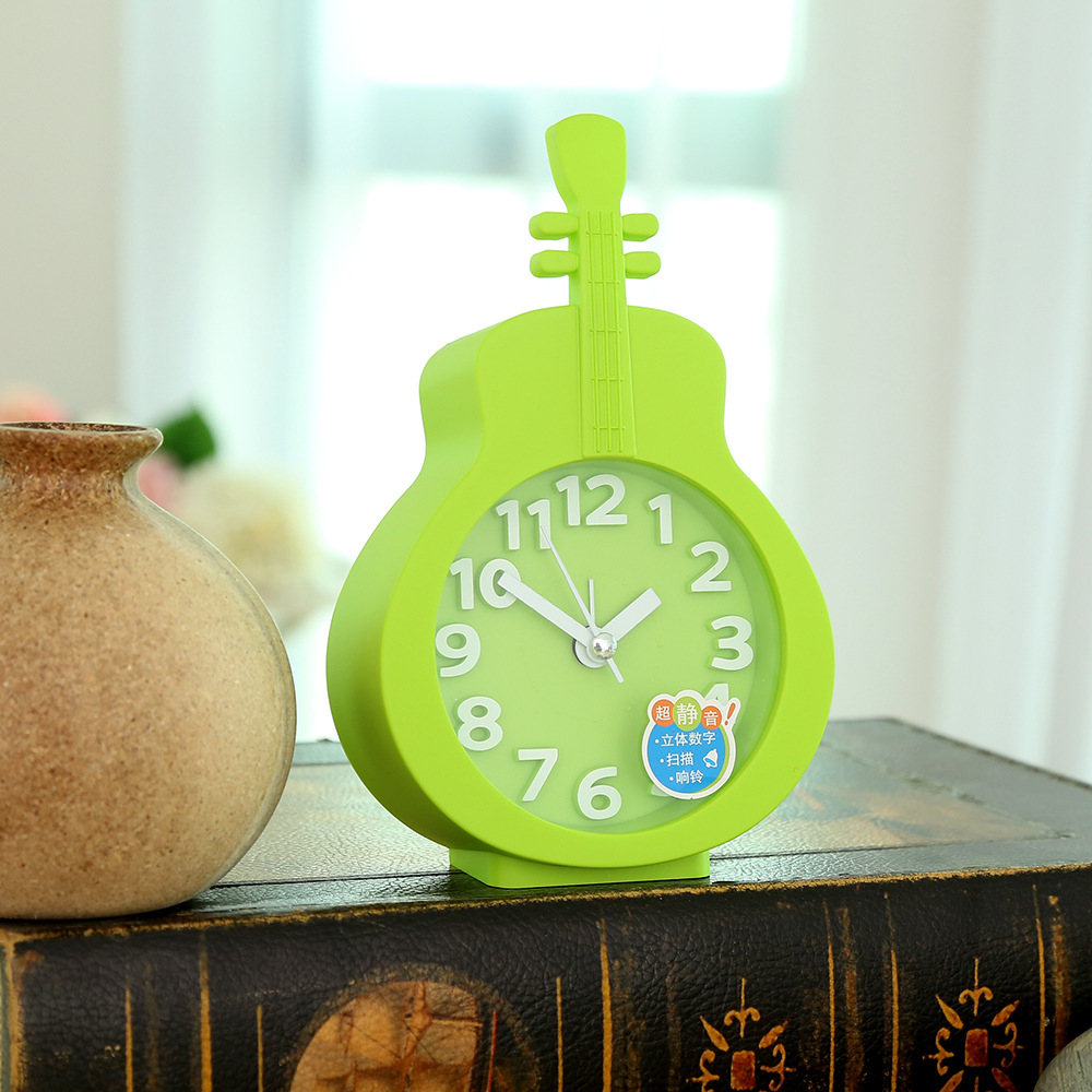 Directo de fábrica estudiante violín creativo color caramelo cuarzo pequeño reloj de alarma mudo caminar tiempo electrónico niños reloj al por mayor