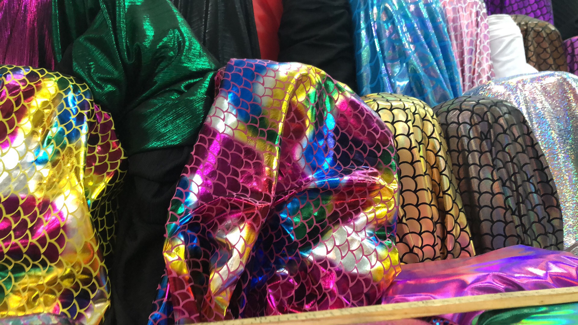 幻彩镭射烫金贴膜银布鱼鳞纹幻彩反光PU箱包化妆包玩具圣诞装饰