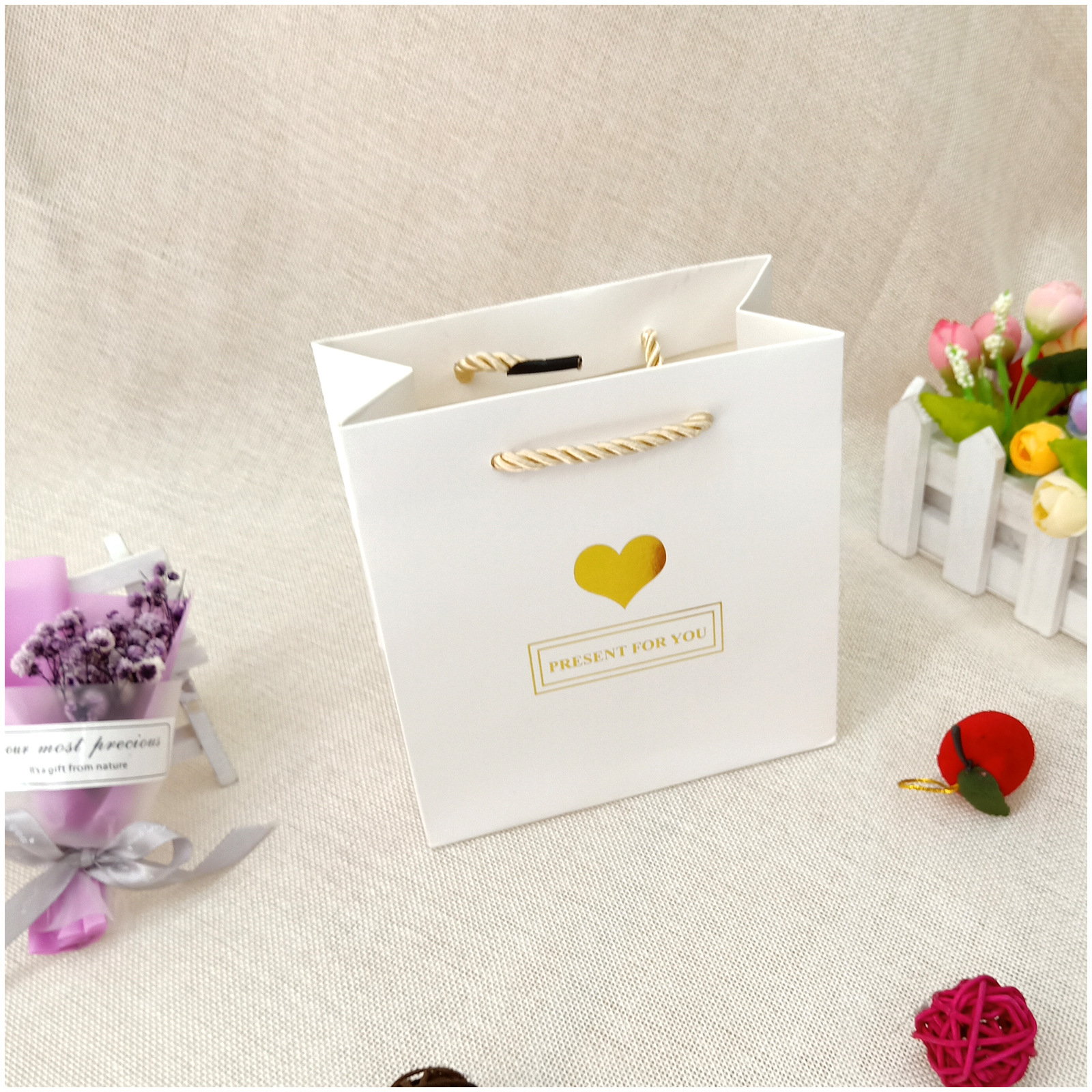 Bolso de amor bronceado blanco Bolso de papel portátil rojo de alta gama Bolso de regalo de joyería Bolso pequeño de papel de cartón blanco