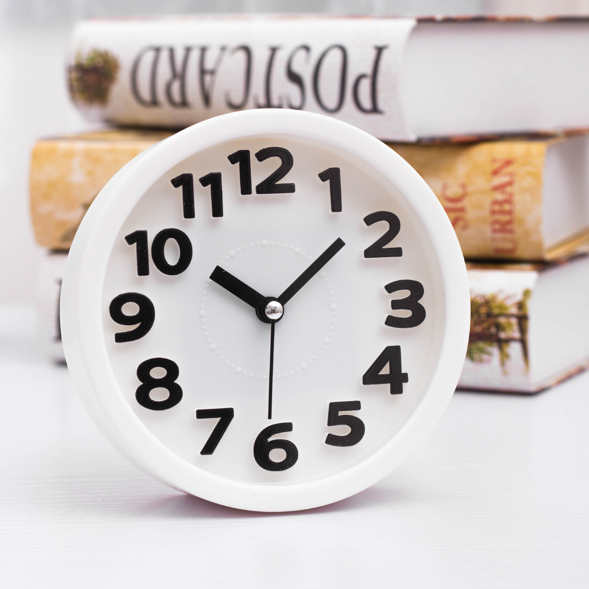 Directa de fábrica redonda tridimensional pequeño reloj de alarma estudiante reloj creativo moda simple reloj de alarma dormitorio decoración reloj