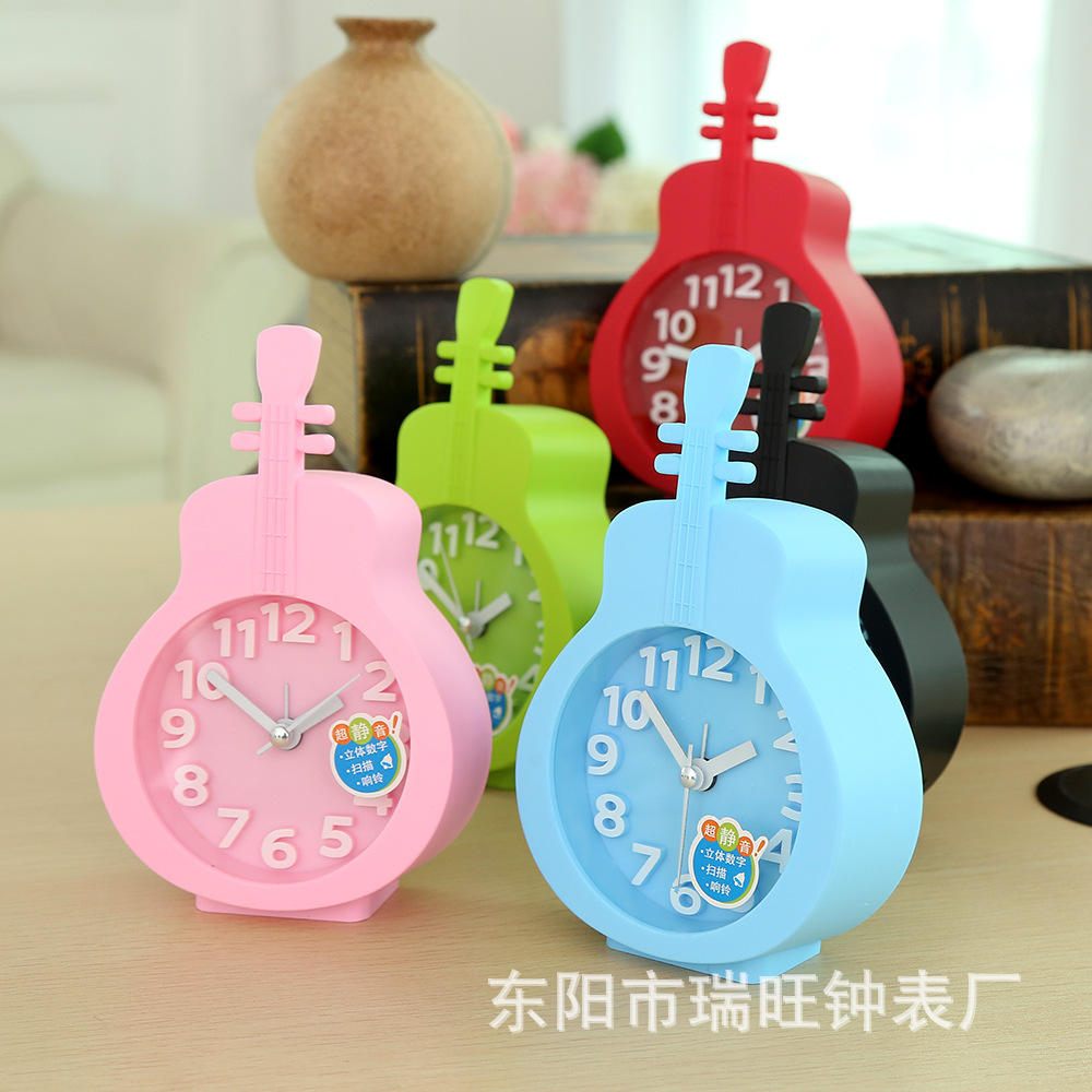 Directo de fábrica estudiante violín creativo color caramelo cuarzo pequeño reloj de alarma mudo caminar tiempo electrónico niños reloj al por mayor