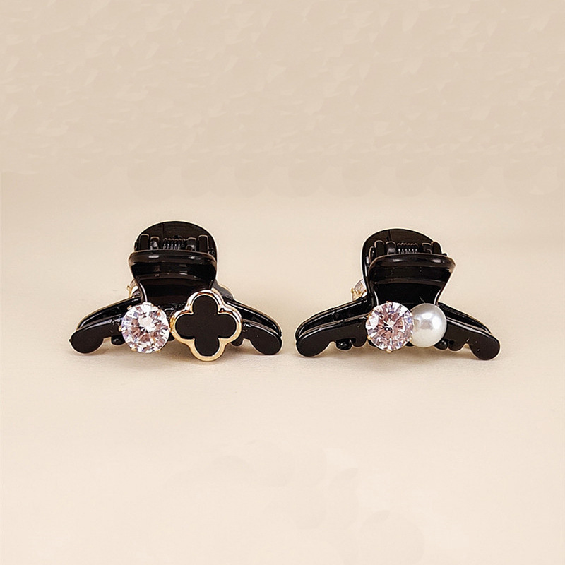 fashionable small crab pin pearl with zircon