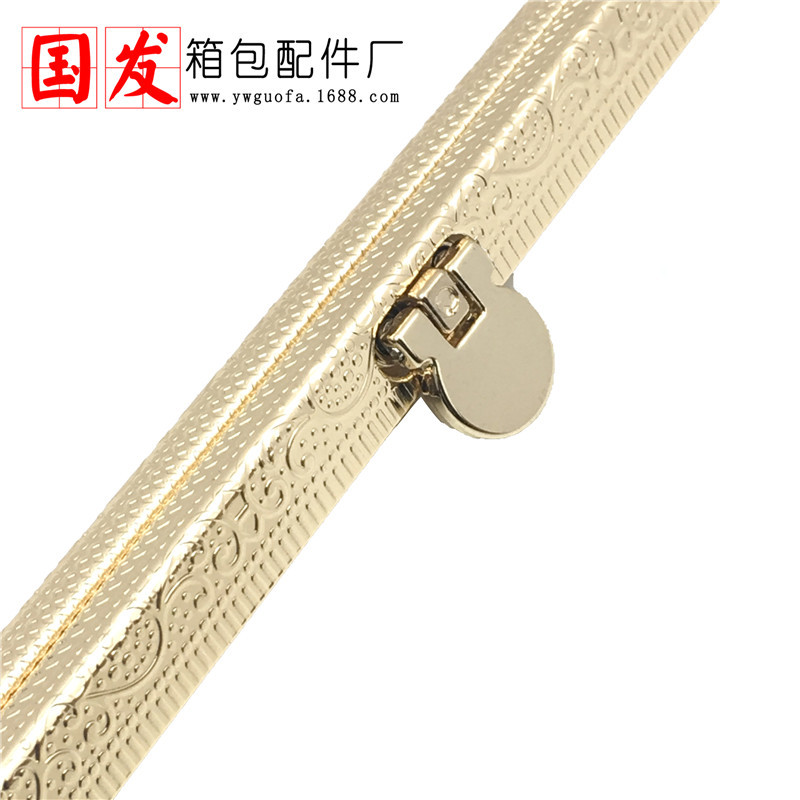 In stock: 19CM encaje en relieve oro estampado rectas cabeza redonda bolsa