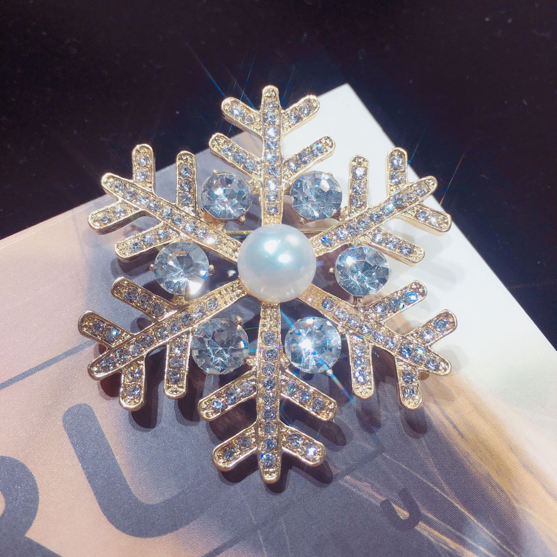 Zhenyun trade natural freshwater pearl brooch rhinestone snowflake Corsage finished Foreign trade wholesale WeChat supply direct sales