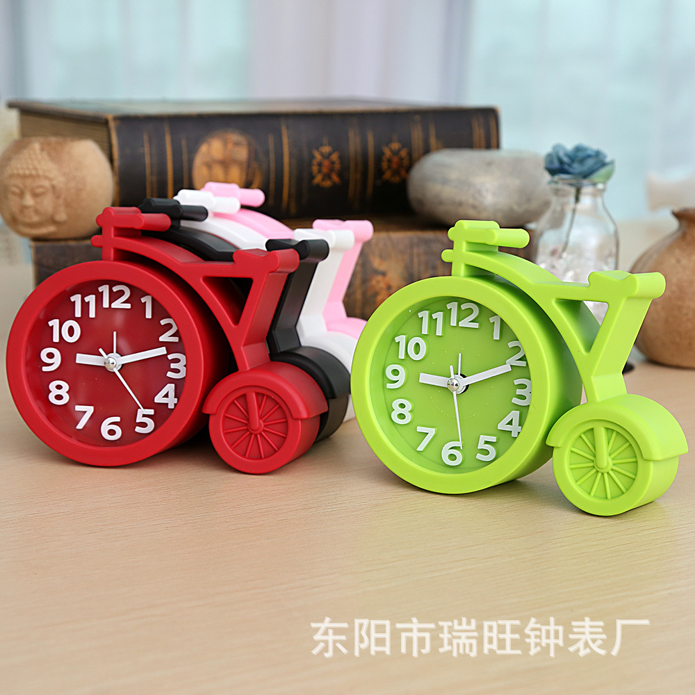 Directo de fábrica estudiante bicicleta creativa color caramelo cuarzo pequeño reloj despertador mudo caminando tiempo niños reloj al por mayor