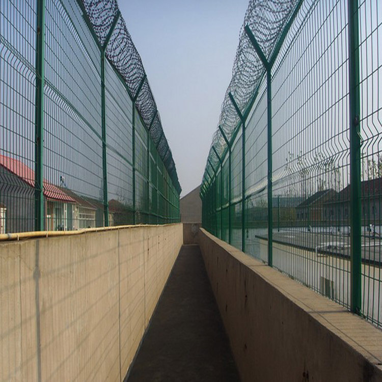 日照厂家飞机场隔离网 监狱钢网墙 防攀爬刀片刺焊接看守所护栏网