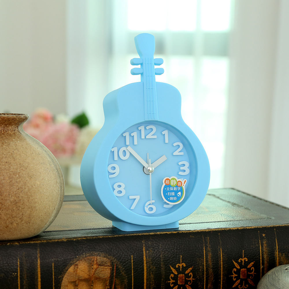Directo de fábrica estudiante violín creativo color caramelo cuarzo pequeño reloj de alarma mudo caminar tiempo electrónico niños reloj al por mayor