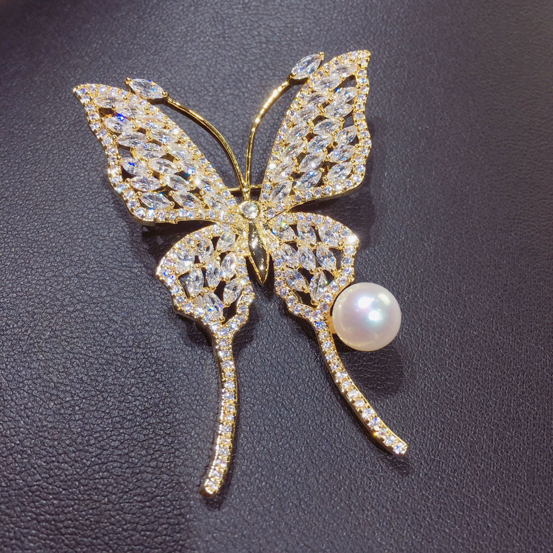 High-End Natural Freshwater Pearl Brooch with Copper Plated with Real Gold and Zircon Butterfly Brooch Finished Product Mixed Batch Live Streaming Supply for Commuting