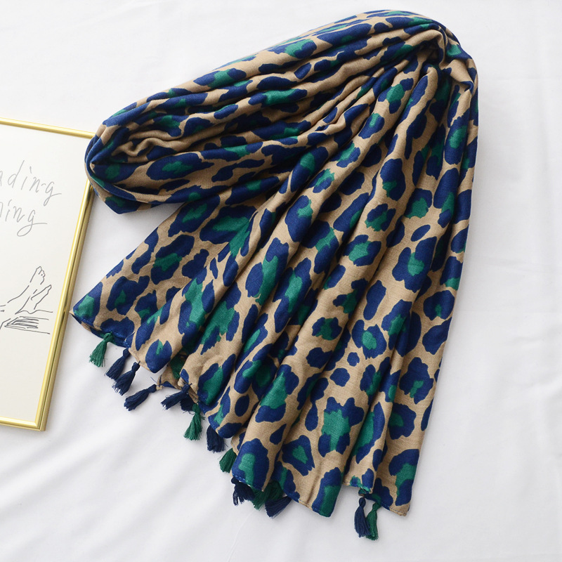 La nueva moda europea y americana leopardo bufanda verde borla protector solar chal turismo larga bufanda femenina