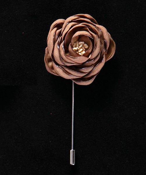 Handgefertigte Stoffrosenbrosche, sofort lieferbar – ein hochwertiges Accessoire für europäische und amerikanische Herrenbekleidung._voghion.com