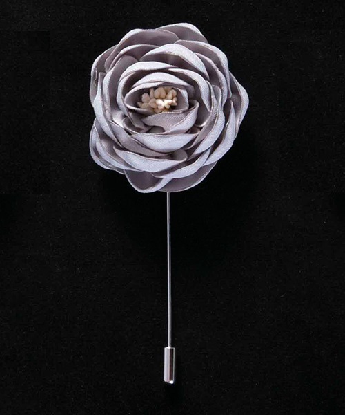 Handgefertigte Stoffrosenbrosche, sofort lieferbar – ein hochwertiges Accessoire für europäische und amerikanische Herrenbekleidung._voghion.com