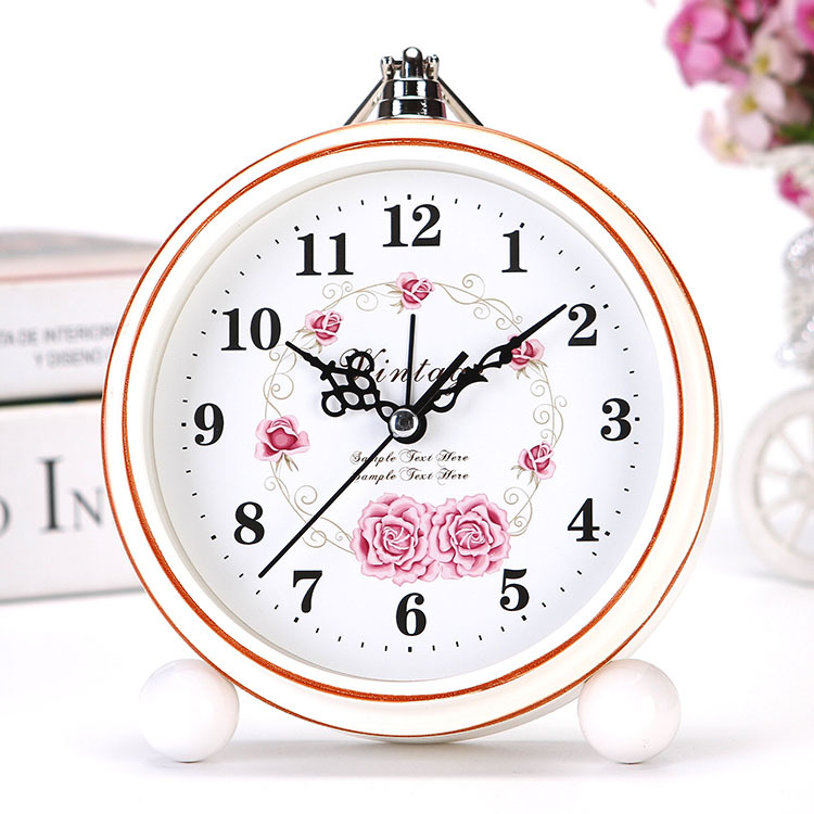 Directo de fábrica nórdico blanco retro metal reloj dormitorio sala de estar decoración reloj despertador decoración de moda al por mayor reloj despertador