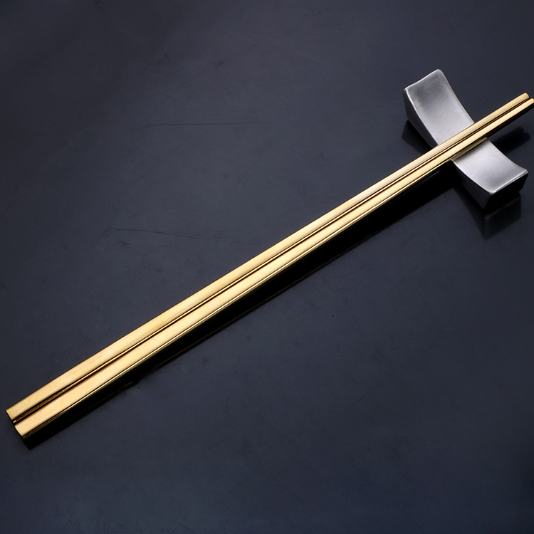 Titanio chapado en oro