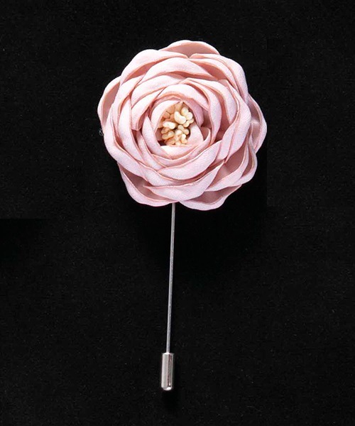 Handgefertigte Stoffrosenbrosche, sofort lieferbar – ein hochwertiges Accessoire für europäische und amerikanische Herrenbekleidung._voghion.com