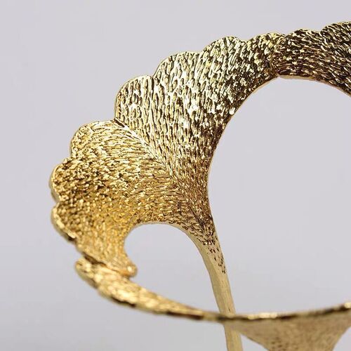 Manufacturer wholesale alloy ginkgo leaf tea drain base gold and silver three-legged lid pot lid holder three-leaf tea filter tea accessories