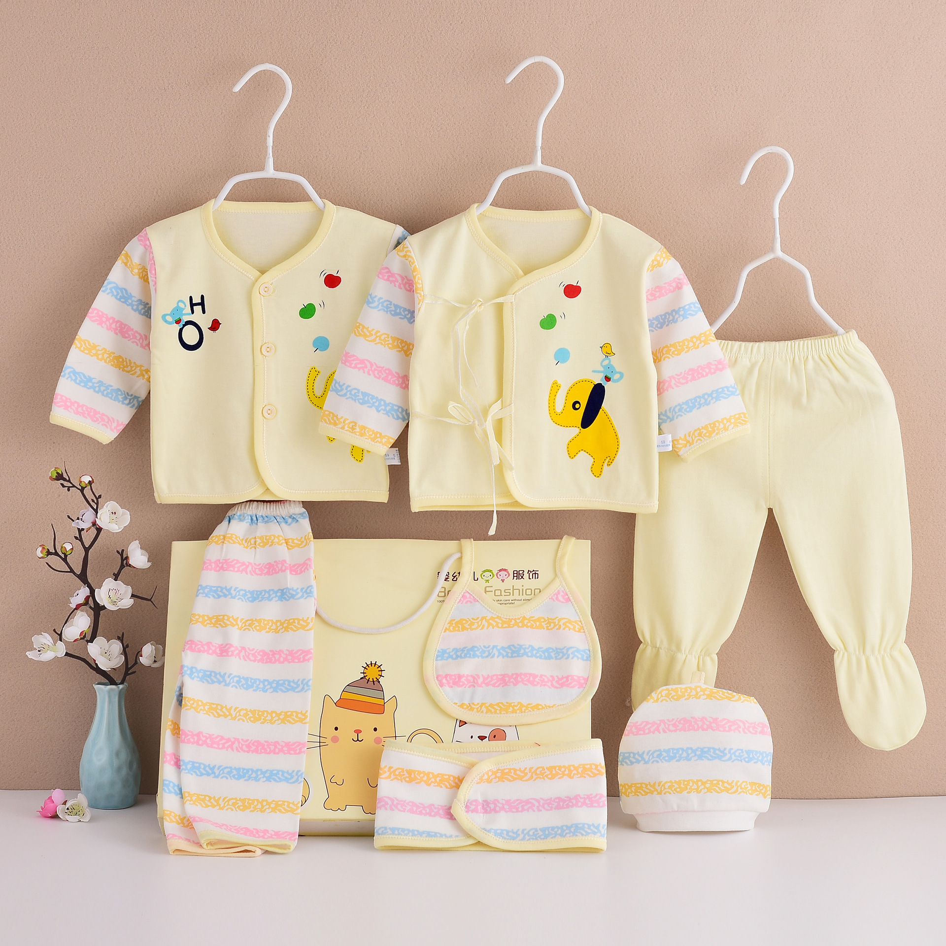Nuevo conjunto de siete piezas de algodón para bebés y niños pequeños, niños y niñas, directamente del fabricante, paquete de regalo de ropa y artículos para recién nacidos en una bolsa.