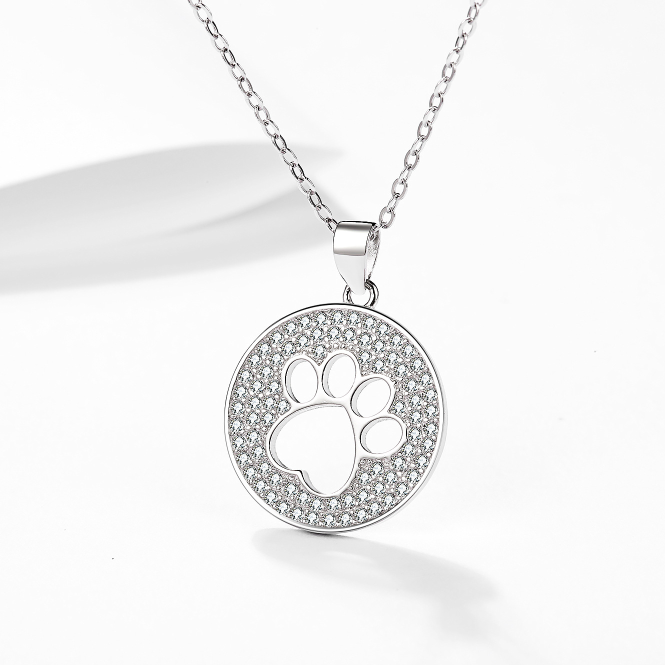 Collar con colgante de huella de gato de plata de ley S925 estilo europeo y americano para mujer, colgante hueco con huella de pata de perro con diamantes, cadena de clavícula personalizada.
