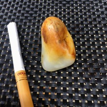 天然新疆和田玉黄沁 俏色黄皮 白玉 籽料 独籽石包玉原石小挂件