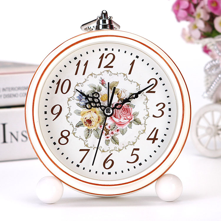 Directo de fábrica nórdico blanco retro metal reloj dormitorio sala de estar decoración reloj despertador decoración de moda al por mayor reloj despertador
