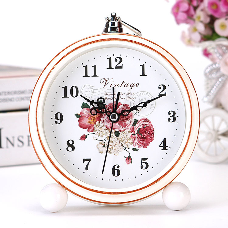 Directo de fábrica nórdico blanco retro metal reloj dormitorio sala de estar decoración reloj despertador decoración de moda al por mayor reloj despertador