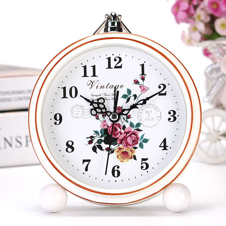 Directo de fábrica nórdico blanco retro metal reloj dormitorio sala de estar decoración reloj despertador decoración de moda al por mayor reloj despertador