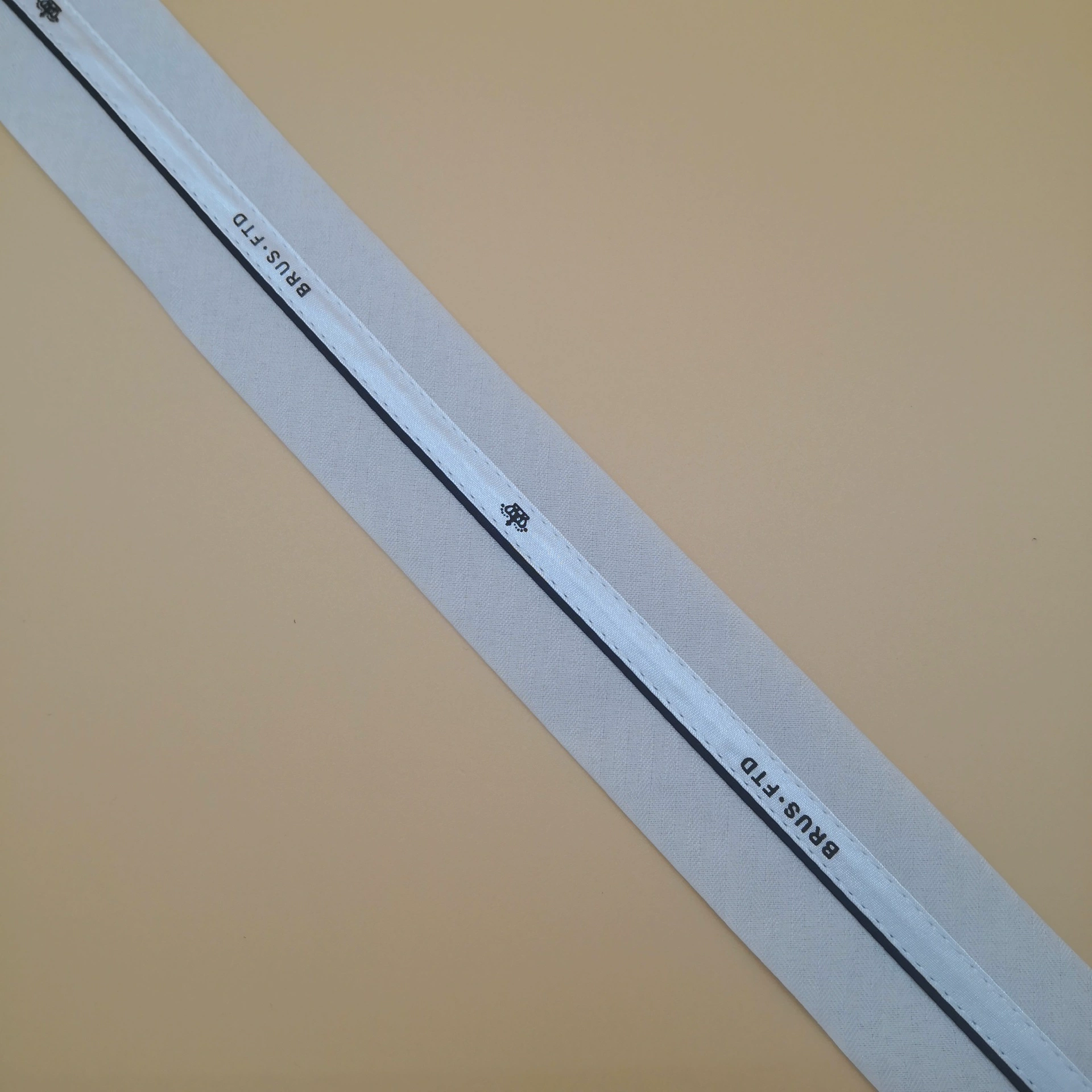 Производитель оптом поставляет пояса для брюк casual, пояса для классических брюк, полоски для подгибки, пояса с подкладкой из смолы, пояса с принтом.