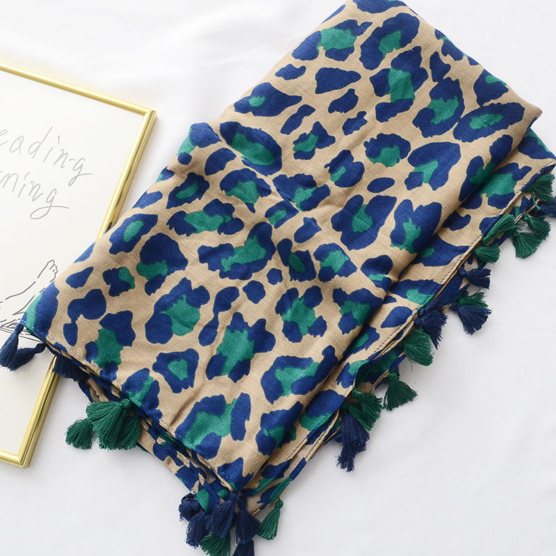 La nueva moda europea y americana leopardo bufanda verde borla protector solar chal turismo larga bufanda femenina