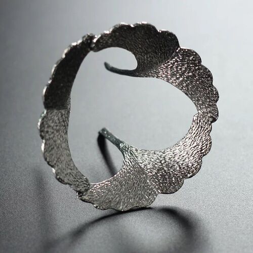 Manufacturer wholesale alloy ginkgo leaf tea drain base gold and silver three-legged lid pot lid holder three-leaf tea filter tea accessories