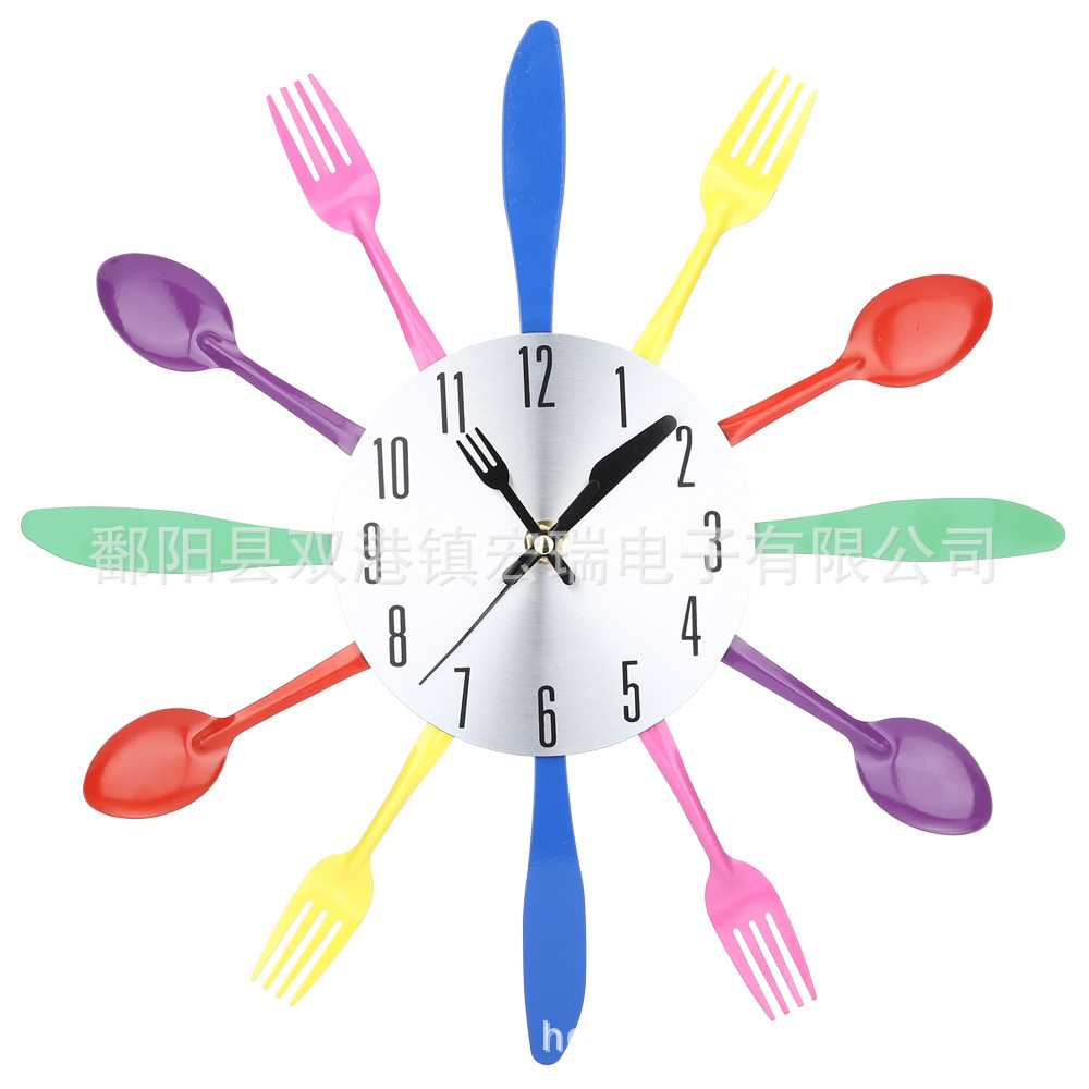 一手厂家批发创意彩色不锈钢刀叉挂钟 时尚厨房金属挂钟（图）