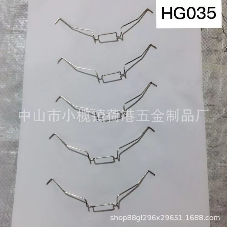 Большой запас крючков разного размера.