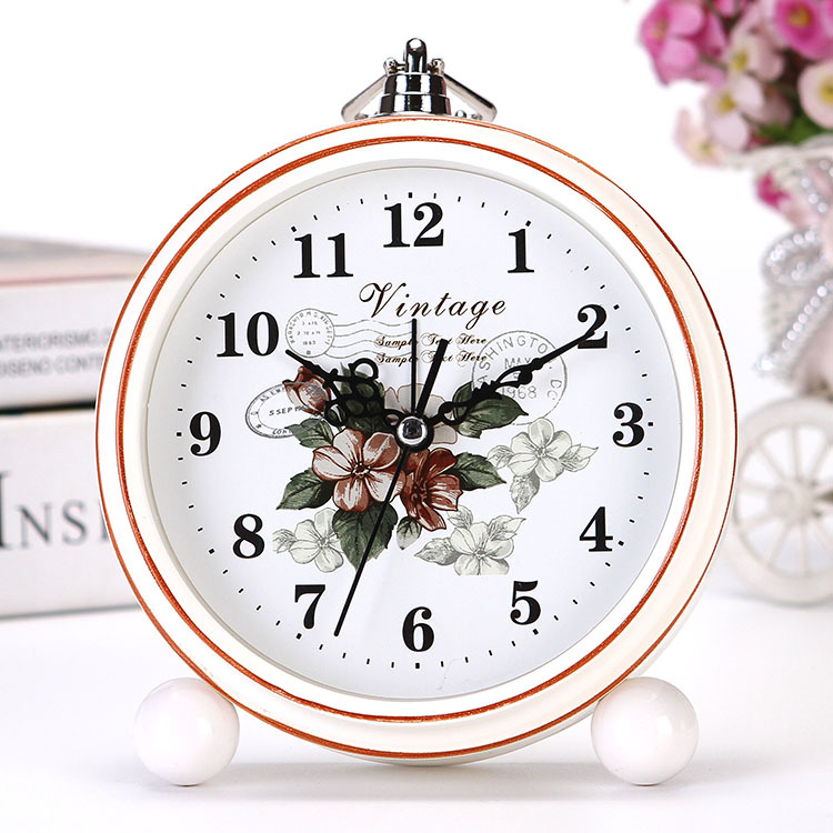 Directo de fábrica nórdico blanco retro metal reloj dormitorio sala de estar decoración reloj despertador decoración de moda al por mayor reloj despertador