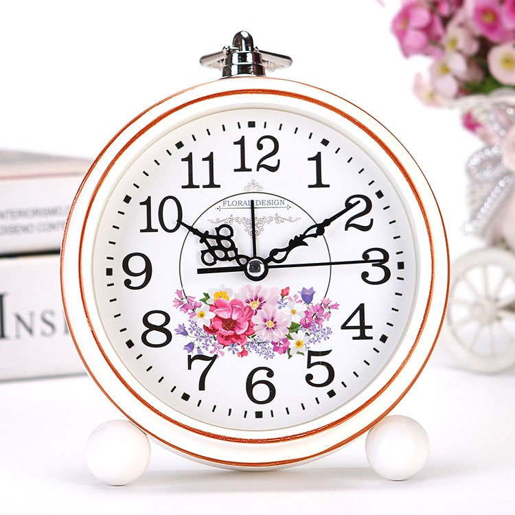 Directo de fábrica nórdico blanco retro metal reloj dormitorio sala de estar decoración reloj despertador decoración de moda al por mayor reloj despertador