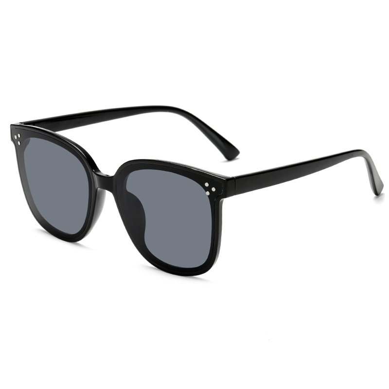 Trendy vierkante zonnebril voor dames met groot montuur_voghion.com