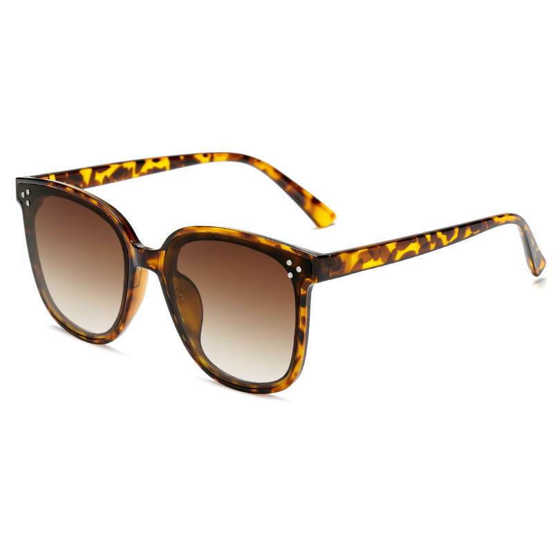 Trendy vierkante zonnebril voor dames met groot montuur_voghion.com
