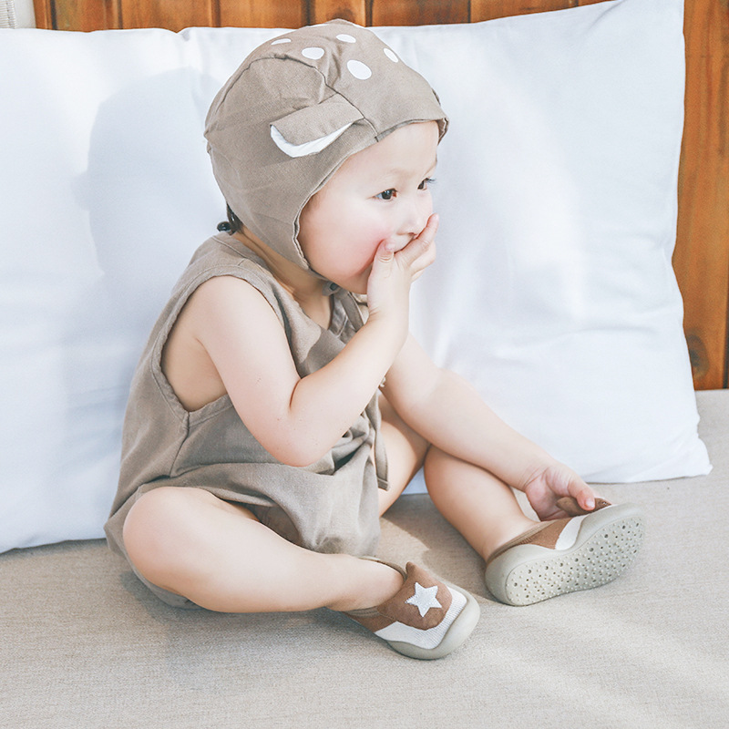 19 Nuevos zapatos del piso del bebé Calcetines antideslizantes de fondo suave boca baja calcetines del niño del bebé calcetines del piso de los niños zapatos