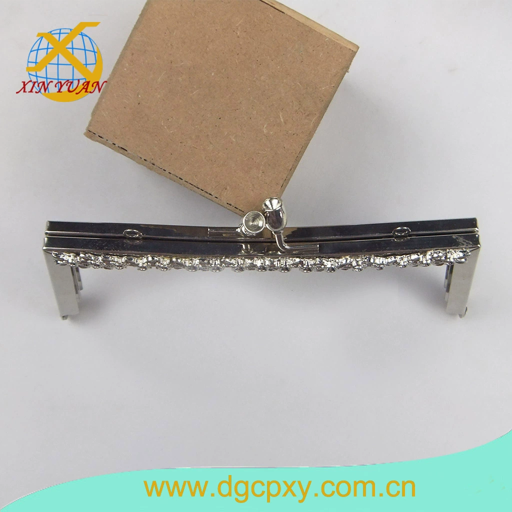 Производство петель для кошельков и вечерних сумок, фурнитуры для багажа, застежек для сумок, клипс для сумок.