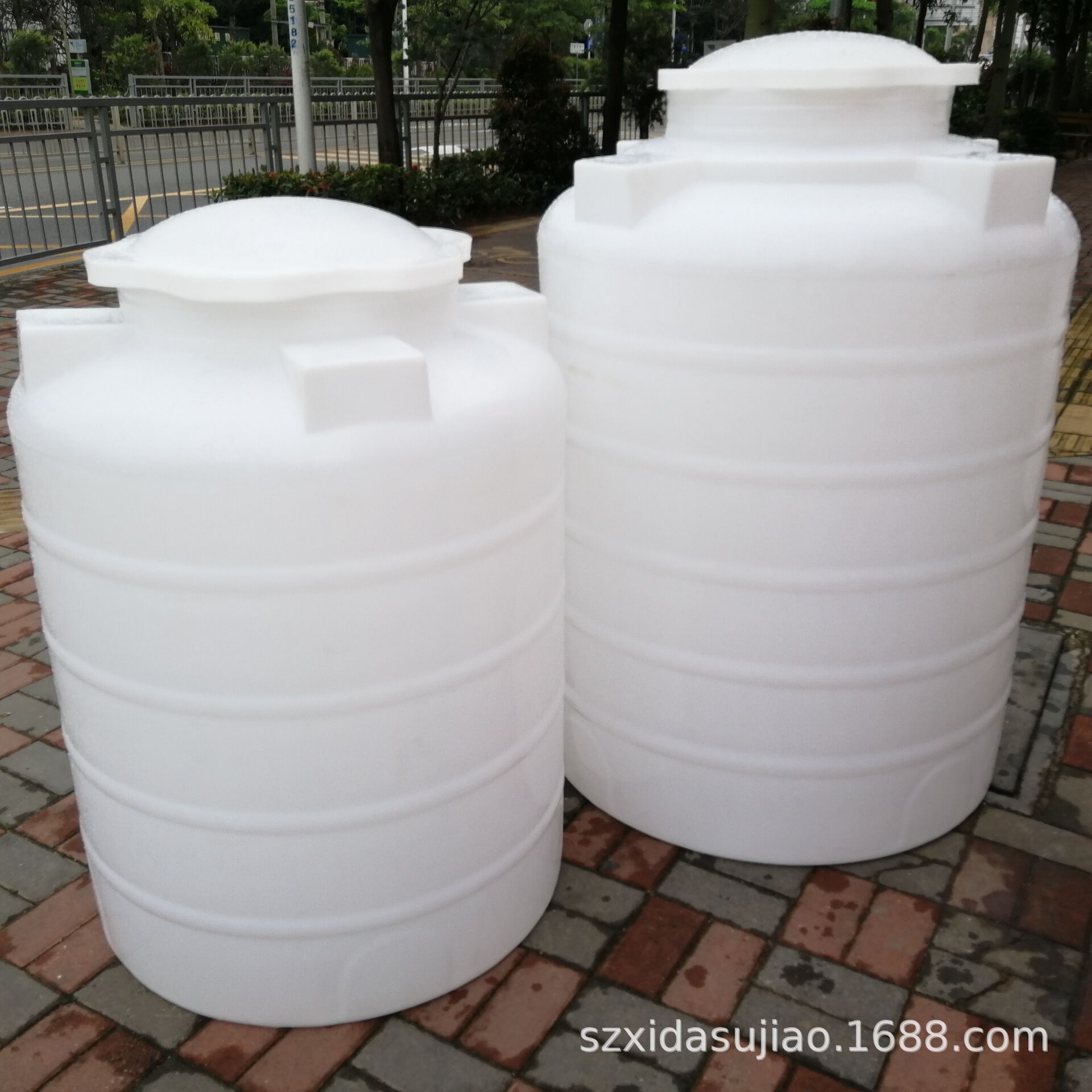 大量供应 2000L耐酸碱滚塑塑料水箱   圆形PE储水罐塑胶水塔