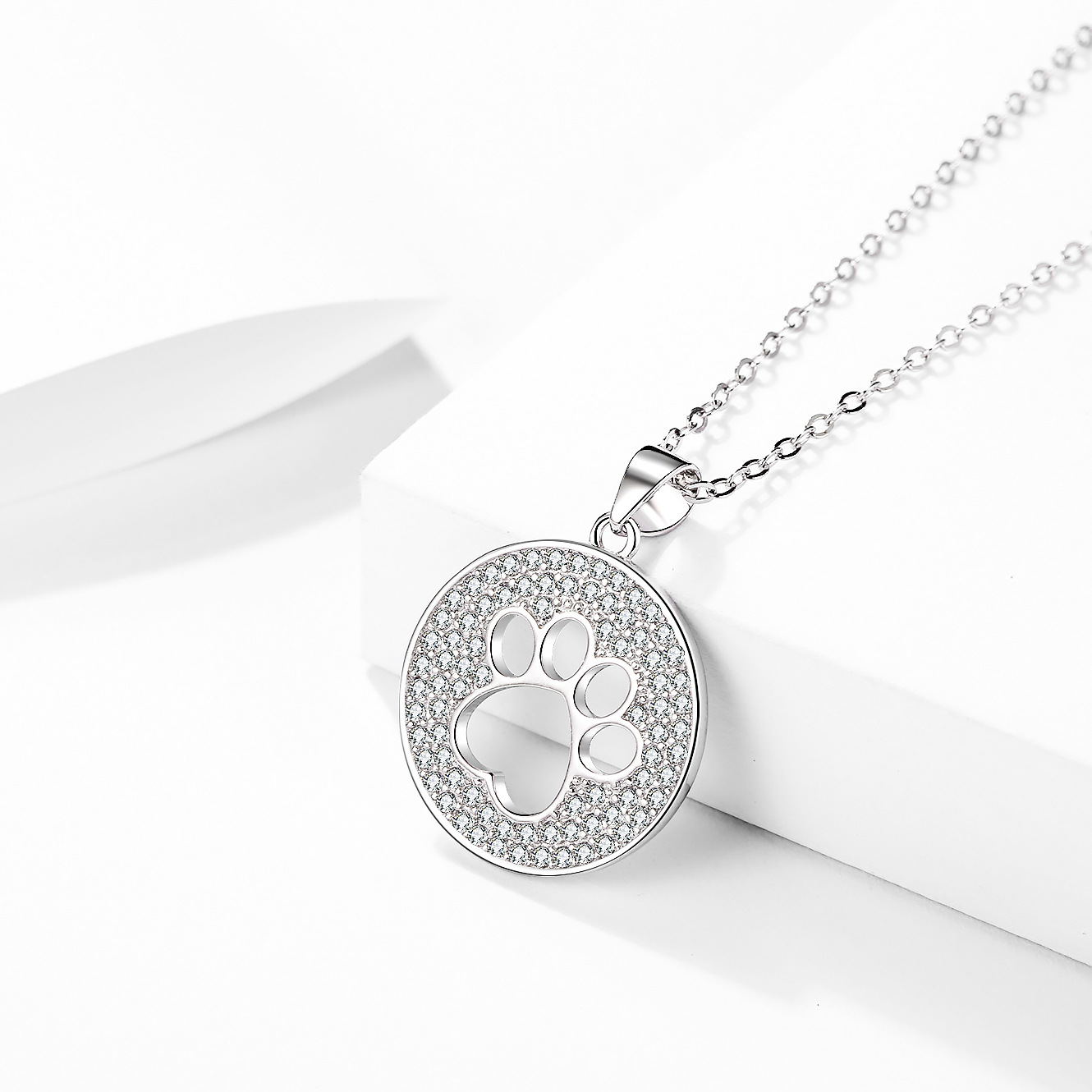 Collar con colgante de huella de gato de plata de ley S925 estilo europeo y americano para mujer, colgante hueco con huella de pata de perro con diamantes, cadena de clavícula personalizada.