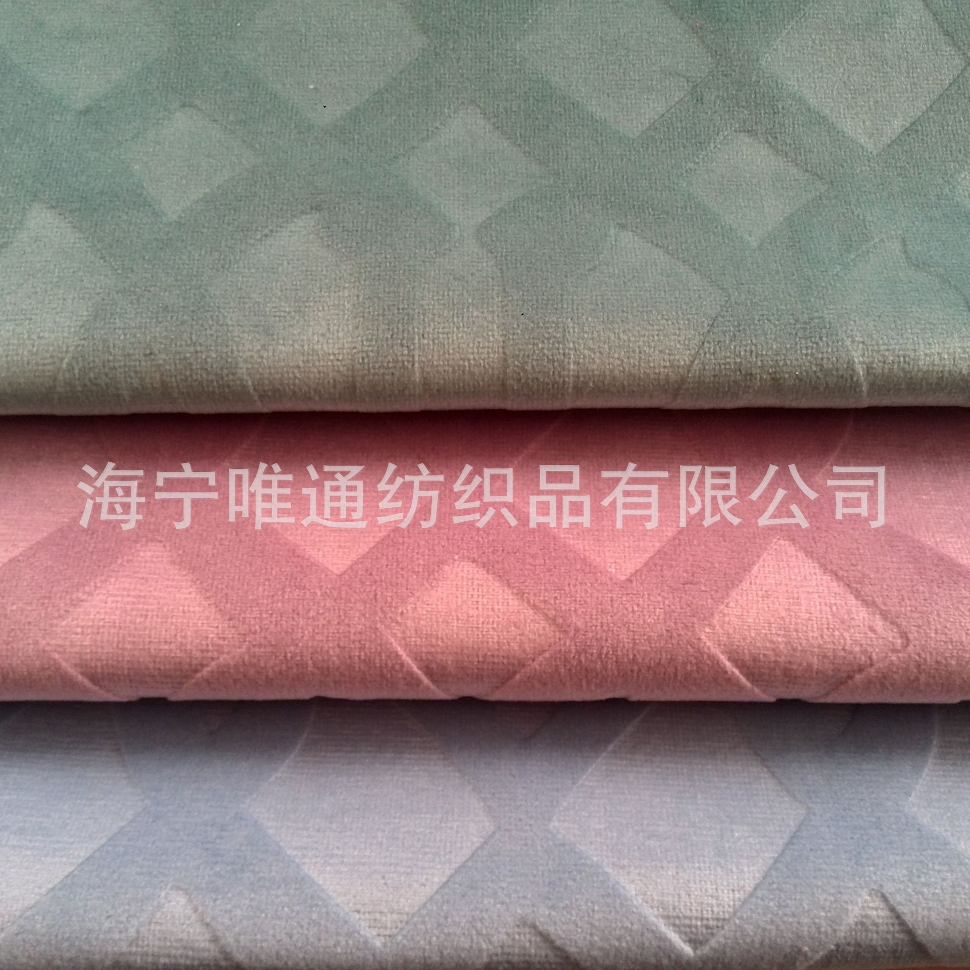 全涤短毛绒压花贴合沙发布 经编花纹无弹包椅布 立体压花抱枕布