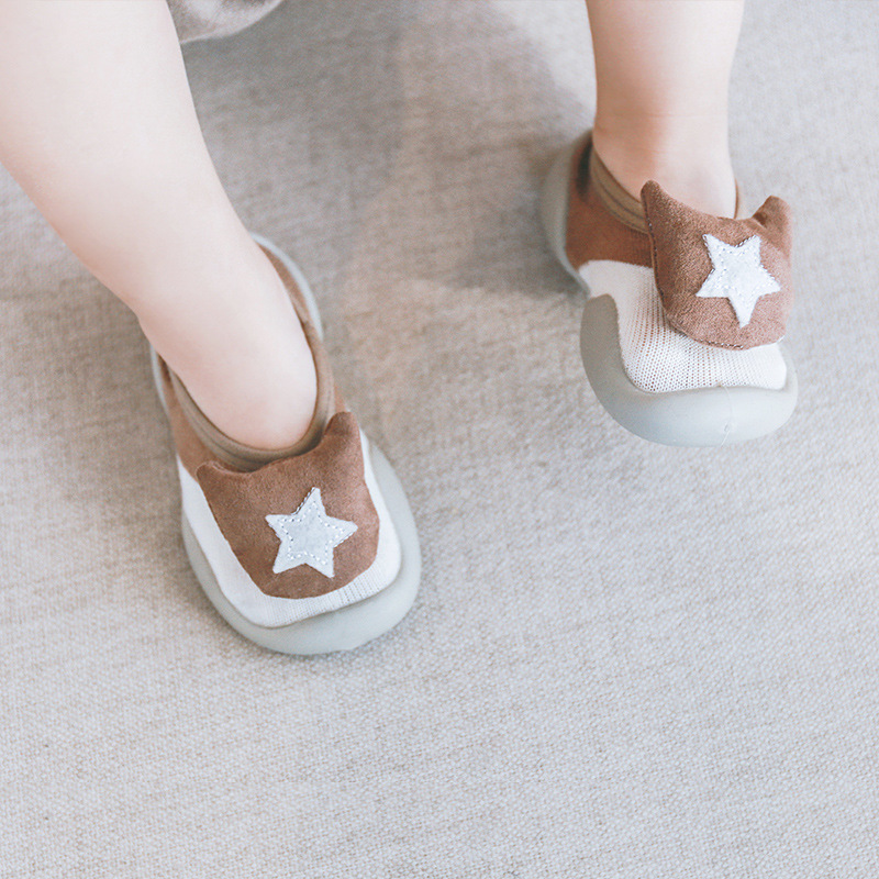 19 Nuevos zapatos del piso del bebé Calcetines antideslizantes de fondo suave boca baja calcetines del niño del bebé calcetines del piso de los niños zapatos