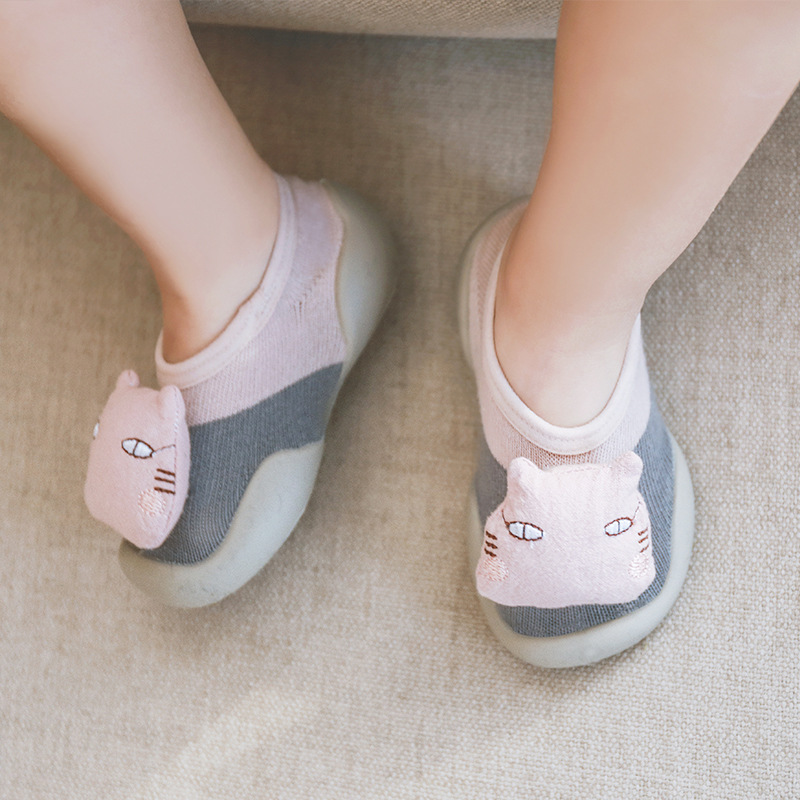 19 Nuevos zapatos del piso del bebé Calcetines antideslizantes de fondo suave boca baja calcetines del niño del bebé calcetines del piso de los niños zapatos