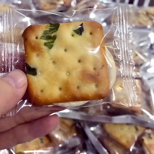 Taiwan chive nougat biscuits handmade chive nougat sandwich biscuits bulk independent packaging factory direct sales