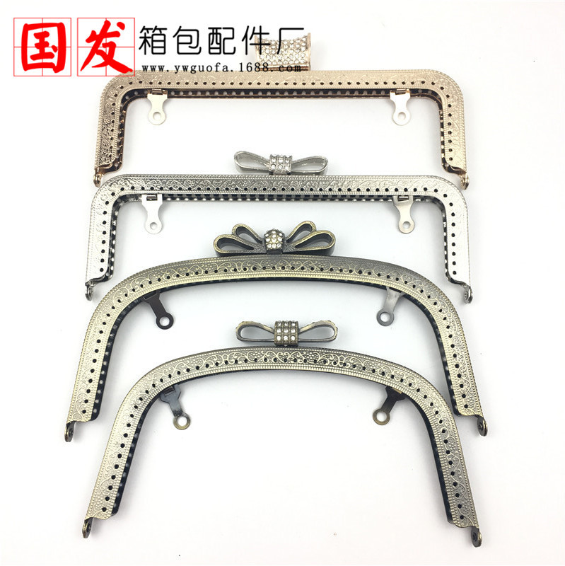 Productos disponibles: 20CM cuadrado en relieve arco de oro buckle