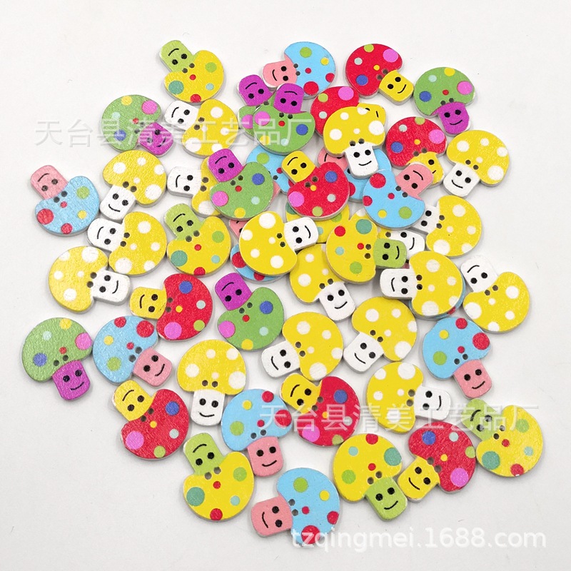 Hongos pequeños de color blanco con impresión de color de champiñones pequeños en la casa de champiñones 50 botones de madera en un paquete