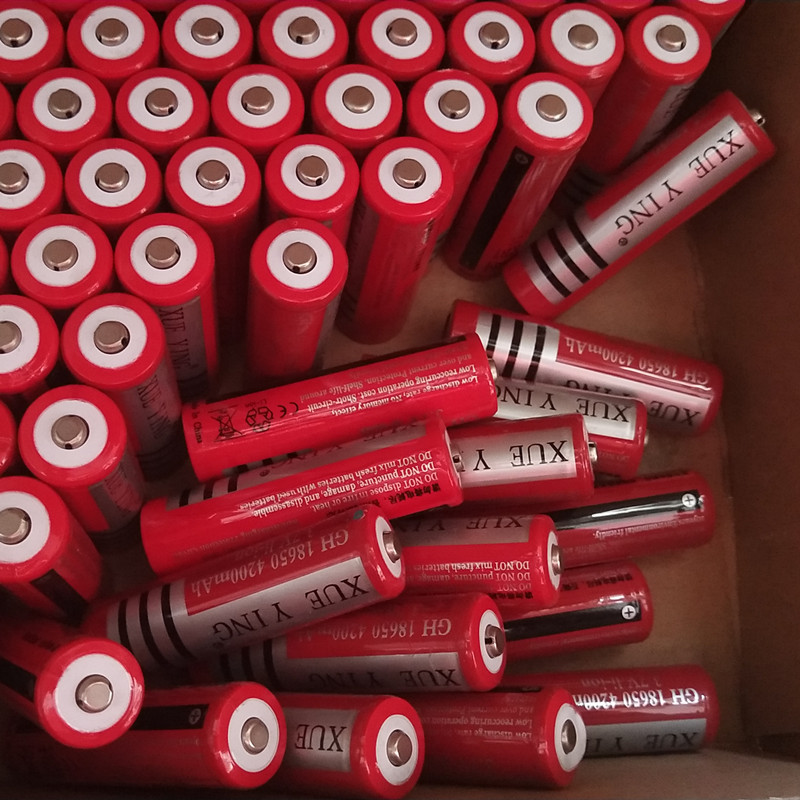 Batería de litio 18650 batería recargable 7 7 ° batería AG10 batería de botón 2032 batería de botón