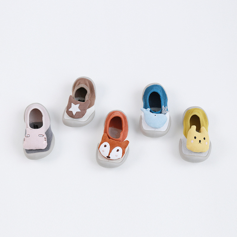 19 Nuevos zapatos del piso del bebé Calcetines antideslizantes de fondo suave boca baja calcetines del niño del bebé calcetines del piso de los niños zapatos