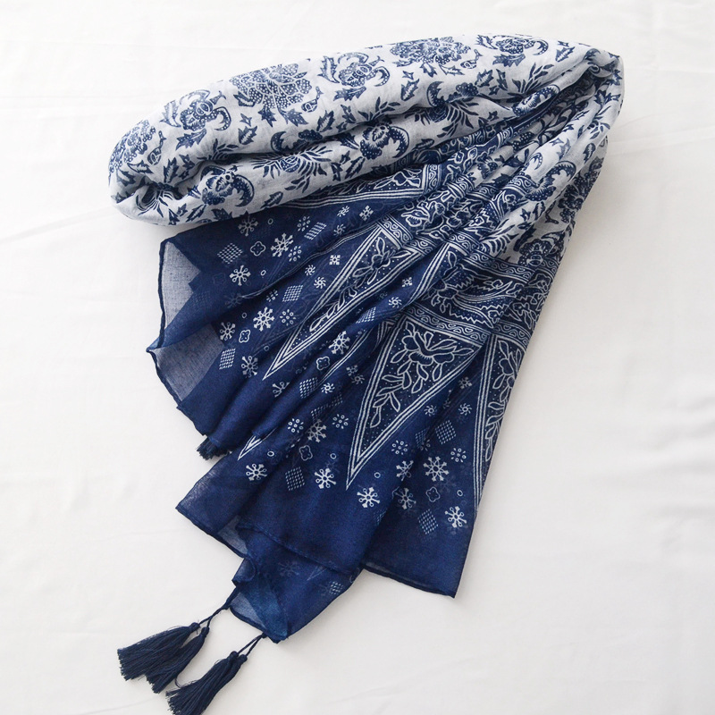 Comercio exterior popular bufanda protector solar chal clásico vintage porcelana azul y blanca impresa borla larga bufanda fina de algodón y lino bufanda