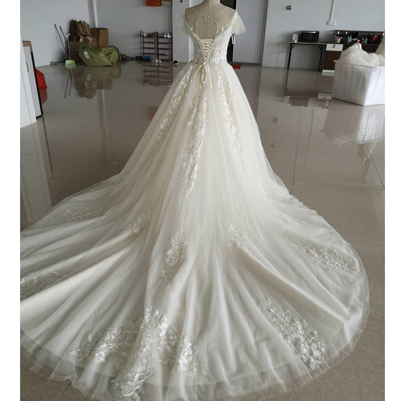 Luz principal vestido de novia 2024 nuevo nupcial francés industria pesada Hepburn piso-longitud pequeño simple fuera del hombro hadas mujeres