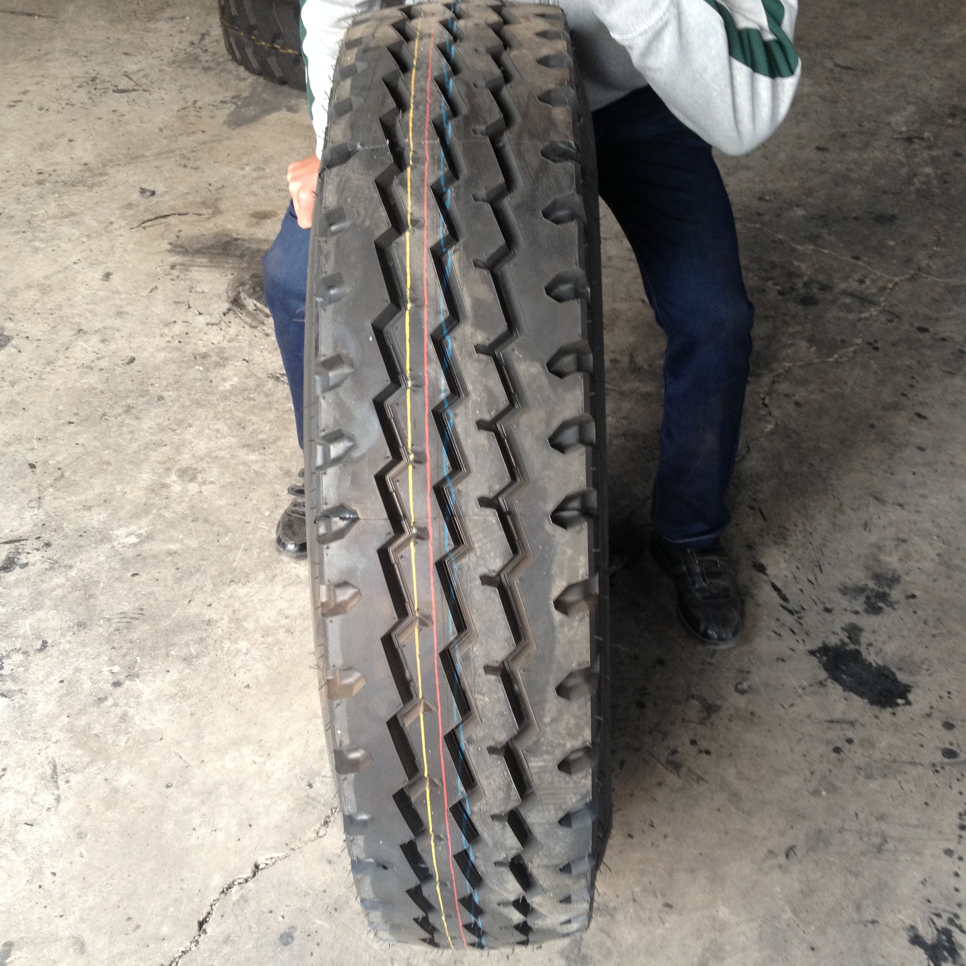 批发轮胎1100R20载重卡车钢丝胎1100-20三线花纹子午线轮胎